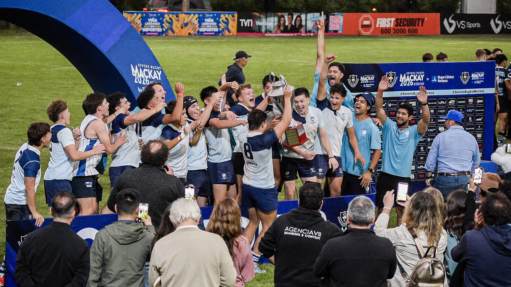 El momento esperado, DOBS levanta la anhelada Copa en la cancha del Colegio Mackay.